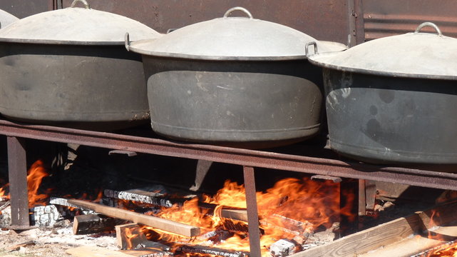 marmites au feu de bois