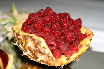 Ananas mit Himbeeren gefüllt