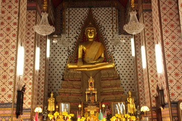 Obraz premium Golden buddha in temple, Thailand.