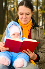 Obraz premium mother reading to a child