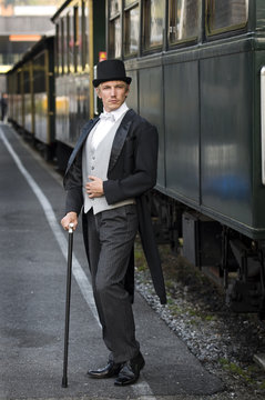 Retro Gesch&auml;ftsmann vor Waggon am Bahnhof 2