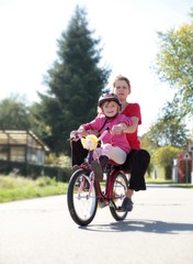 Oma und Enkelin auf einem Fahrrad :-)