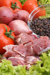 Schweinegulasch mit Zwiebeln und Tomaten