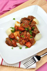 Wildlebergulasch auf Salzkartoffeln