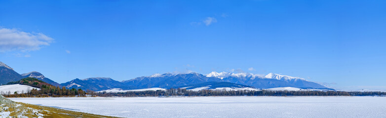 Fototapeta na wymiar Panorama of winter lake