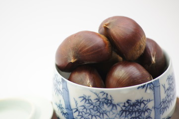 湯のみと栗
