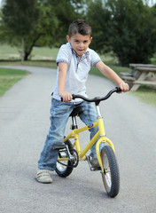 jeune garçon et son vélo #2