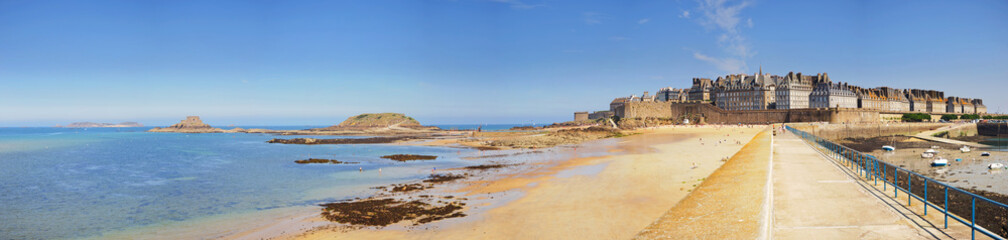 Panorama medieval pirate fortress of St. Malo. Brittany, France - obrazy, fototapety, plakaty