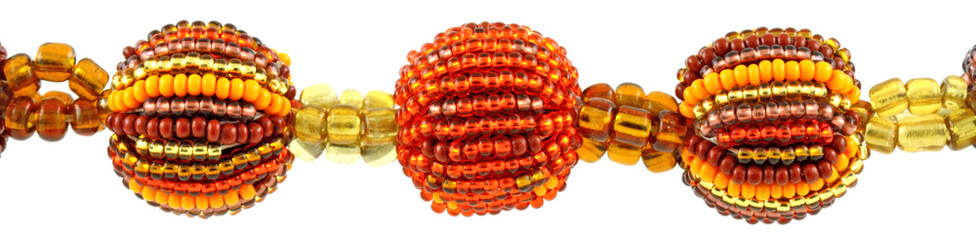 gros plan sur perles de collier fantaisie