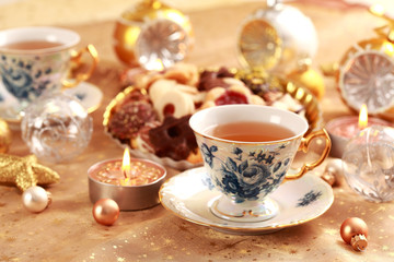 Fototapeta na wymiar Herbata na Boże Narodzenie z słodkie ciasteczka