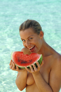 Frau isst Melone