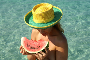 Frau isst Melone
