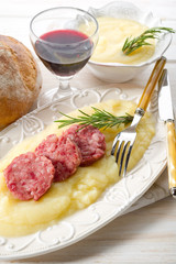 slice sausage with mashed potatoes-pure' di patate con cotechino