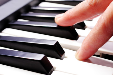 Obraz premium hands playing music on the piano, hands and piano player, keyboa