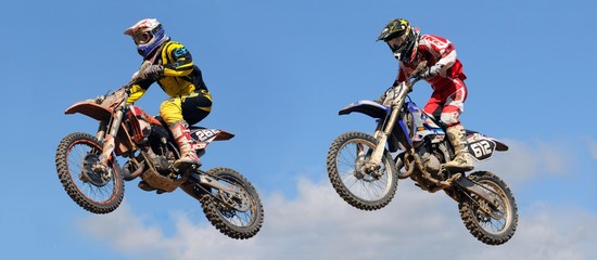 deux sauts au concours de motocross