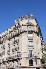 Fototapeta na wymiar Immeuble ancien du quartier Maison-Blanche à Paris