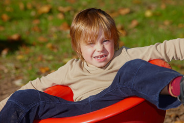 Junge auf dem Spielplatz