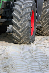 Reifenspur im Sand