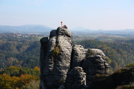 bergsteiger auf kletterfelsen