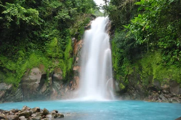 Poster Im Rahmen Blauer Wasserfall in Costa Rica © lvalin