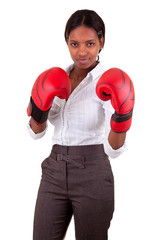 Femme d'affaires avec des gants de boxe