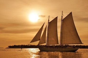 Barco a vela al atardecer