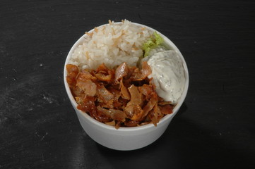 Döner  mit Reis im Schale