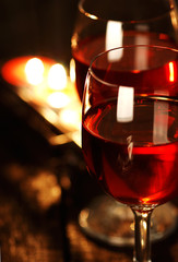 Kieliszki z czerwonym winem