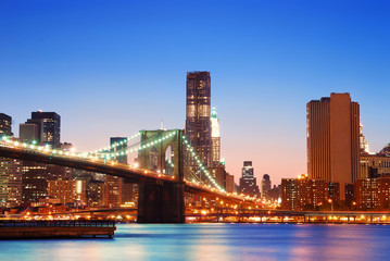 Fototapeta na wymiar Brooklyn Bridge i New York City Manhattan skyline