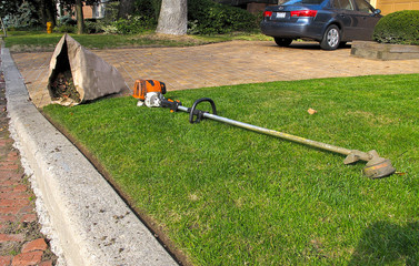 grass trimmer and sac of garden waste