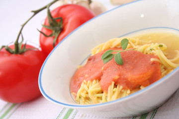 Nudeln mit Tomatensoße