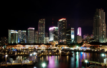 Fototapeta na wymiar Skyline śródmieściu Miami w nocy