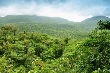 Naklejka premium Montañas con selva tropical en Costa Rica