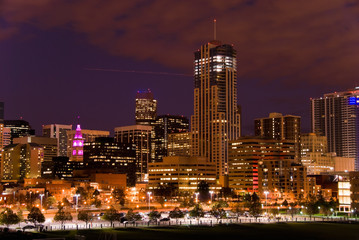 Naklejka premium Denver downtown in night
