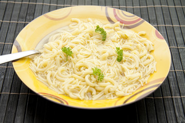 Nudelsuppe mit Petersilie