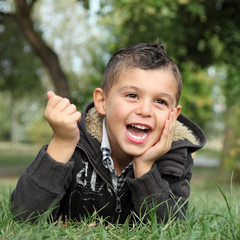 Portrait d'un jeune garçon heureux et souriant #2 - 26650246