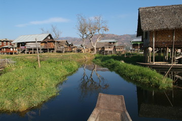 Fototapeta na wymiar villagio di palafitte di Maing Thauk sul Lago Inle