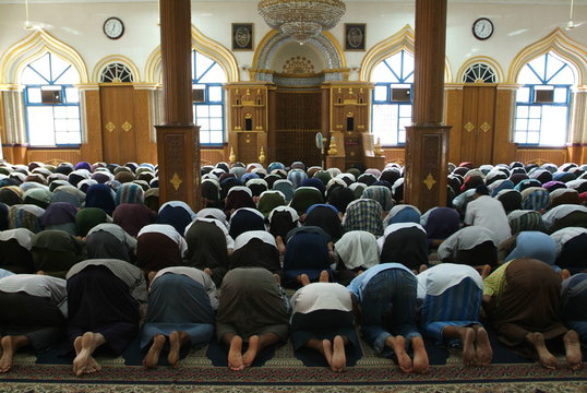 Pregiera nella moschea a Yangon