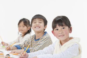 勉強する子供たち