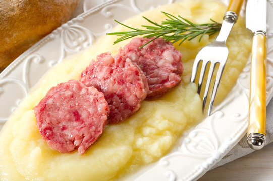 slice sausage with mashed potatoes-pure' di patate con cotechino