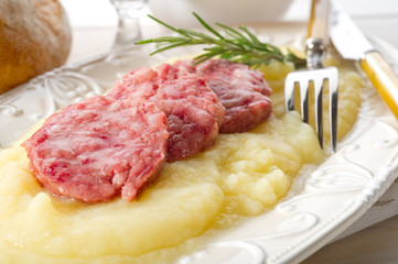 slice sausage with mashed potatoes-pure' di patate con cotechino