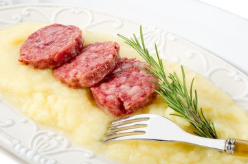 slice sausage with mashed potatoes-pure' di patate con cotechino