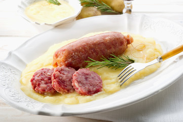 sausage with mashed potatoes-pure' di patate con cotechino