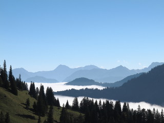 Panorama bei Nebel zwischen Bergen im Herbst