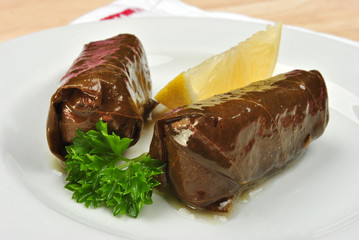 gefüllte Weinblätter mit Zitrone