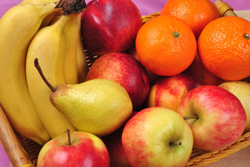 Obstkorb mit verschiedenen Früchten