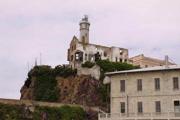 Gebäude auf der Gefängnisinsel Alcatraz