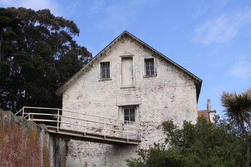 Gebäude auf der Gefängnisinsel Alcatraz
