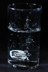 Spielwürfel mit schwarzen hintergrund im Wasserglas