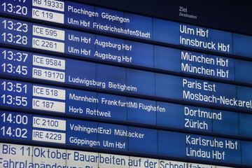 Anzeigetafel Abfahrten Züge im Bahnhof Stuttgart - obrazy, fototapety, plakaty